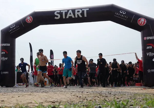 Partecipanti Gareggiano Nel Percorso Ostacoli Infiniti Spartan Race 2018 Pechino — Foto Stock