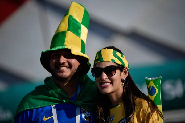 Los Aficionados Brasileños Disfrazan Mientras Reúnen Fuera Del Estadio Spartak — Foto de Stock