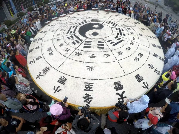 観光客は 2018 日中国中部の河南省洛陽市にある Laojun 山景勝地で道教祭太極拳図の形をした豆腐の トンを共有します — ストック写真