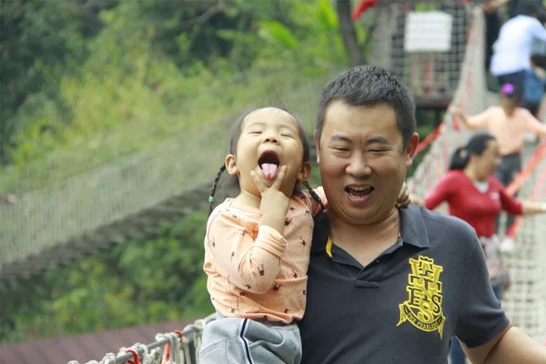 Chinese Jonge Vader Draagt Zijn Kind Als Lopen Een Hangbrug — Stockfoto