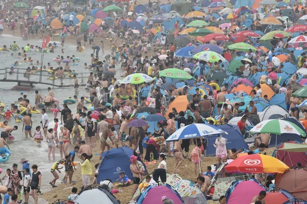 Holidaymakers Crowd Beach Resort Cool Scorching Day Dalian City Northeast — Stock Photo, Image