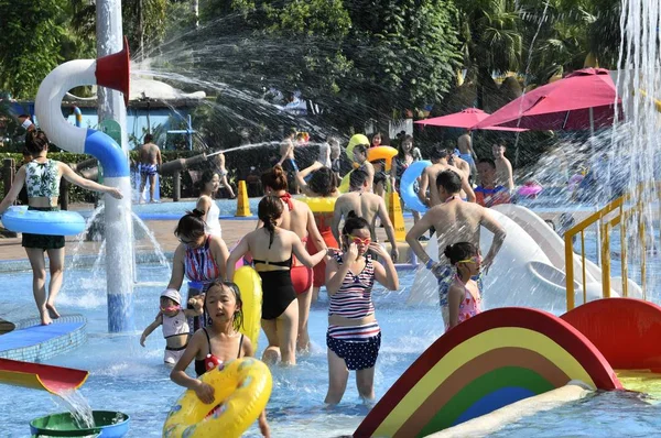 Kinesiska Semesterfirare Folkmassan Vattenpark Svalna Brännhet Dag Chongqing Kina Juli — Stockfoto