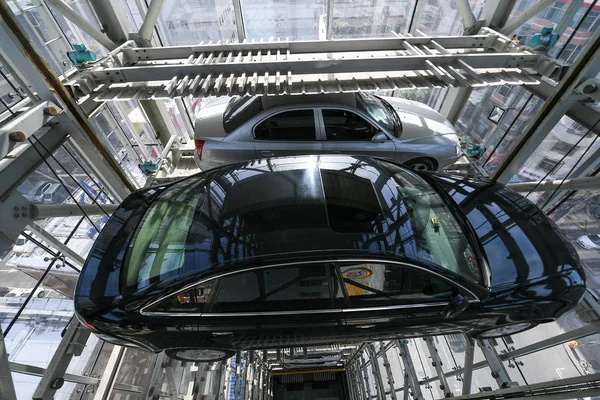 Carros Estão Estacionados Uma Garagem Andares Com Sistema Estacionamento Automatizado — Fotografia de Stock