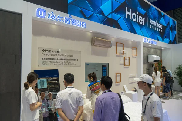 Människor Besöker Montern Haier 2018 International Consumer Electronics Visar Asien — Stockfoto