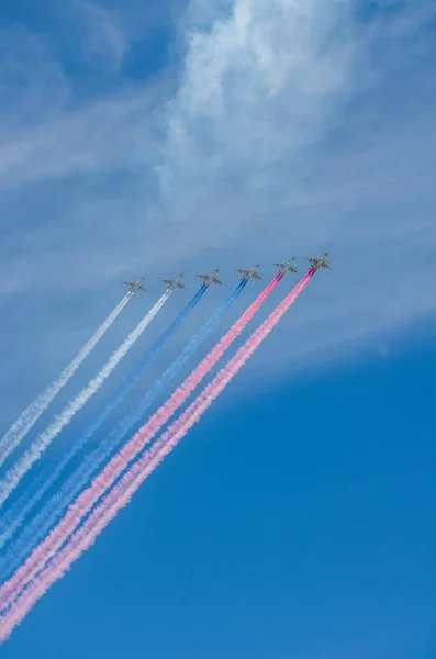 Aerobatic Samolotów Rosyjskich Sił Powietrznych Wykonać Placu Czerwonym Podczas Dnia — Zdjęcie stockowe