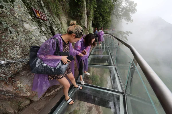 Turistas Apreciam Paisagem Enquanto Caminham Cavalete Vidro Lingyundu Montanha Xuedou — Fotografia de Stock