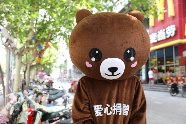 Der Chinesische Vater Shao Zanzan Verkleidet Sich Als Brauner Bär — Stockfoto