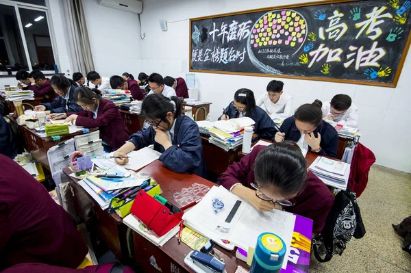 Jeunes Étudiants Chinois Préparent Pour Prochain Examen National Entrée Collège — Photo