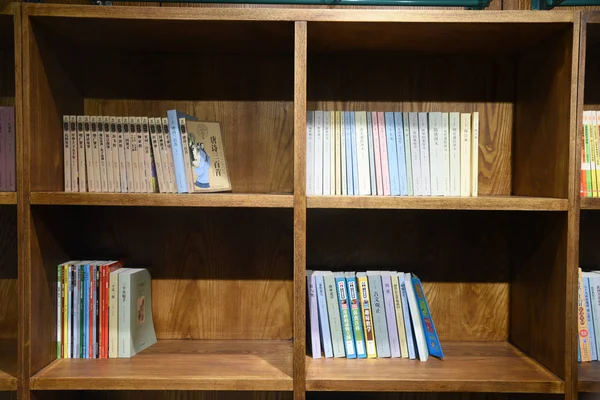 Книги Продаются Книжном Магазине Преобразованном Старомодных Зеленых Вагонов Районе Цзяннин — стоковое фото