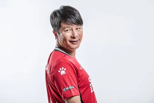 肖像画の中国鵬 Weiguo 2018 上海で 2018 スーパー ペンギン サッカー有名人のゲームのフットボールのコーチ — ストック写真