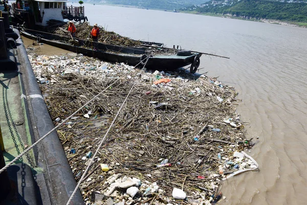 Lavoratori Cinesi Raccolgono Spazzatura Galleggiante Sul Fiume Yangtze Nella Contea — Foto Stock