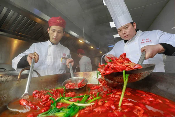 Chefs Chineses Cozinham Lagostins Restaurante Condado Xuyi Cidade Huaian Leste — Fotografia de Stock