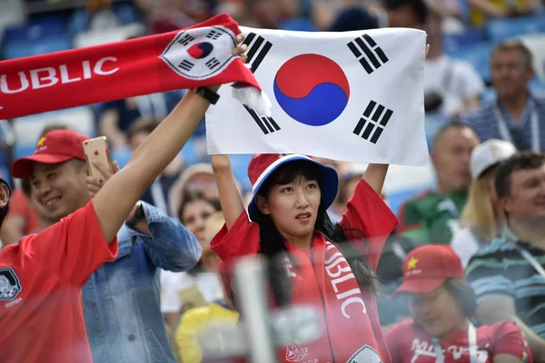 Una Tifosa Sudcoreana Sventola Una Bandiera Nazionale Coreana Prima Della — Foto Stock