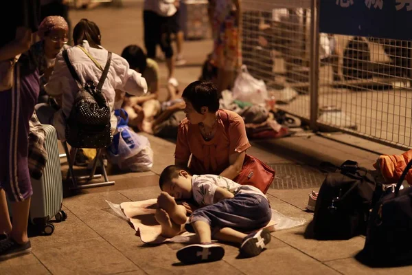 Китайские Пассажиры Спят Ждут Поезда Площади Пекинского Железнодорожного Вокзала Пекине — стоковое фото