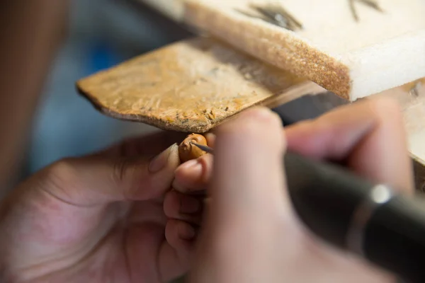 Apprentice Creates Fruit Pit Carving Studio Zhoushan Village Suzhou City — Stock Photo, Image