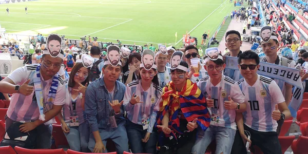 Fãs Futebol Chinês Lionel Messi Argentina Posam Para Fotos Estádio — Fotografia de Stock