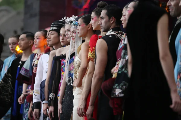 2018 프린스 베이징에에서에서 전통적이 현대적인 스타일을 드레스 새로운 창조를 — 스톡 사진