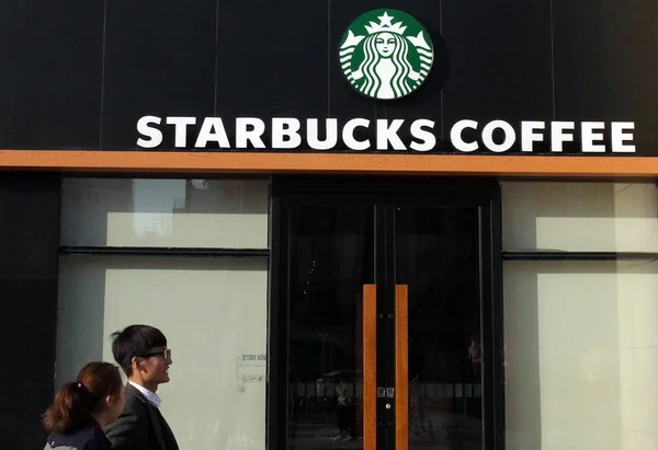 Pěší Procházka Kolem Kavárny Starbucks Coffee Jinan City Východní Čínská — Stock fotografie