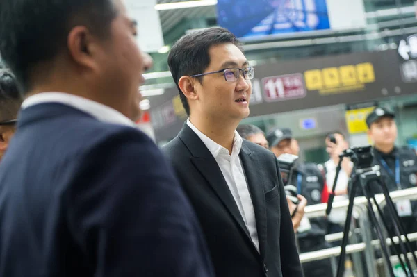 Pony Huateng Presidente Ceo Tencent Holdings Ltd Utiliza Teléfono Inteligente —  Fotos de Stock