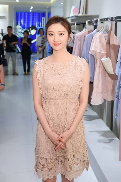 中国の女優 上海でユリのプロモーション イベントに出席 2018 — ストック写真