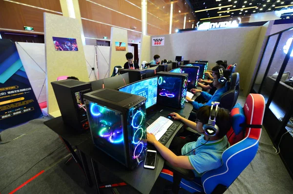 Άνθρωποι Βιώνουν Esports Προϊόντα Κατά Διάρκεια Της Κίνας Internet Gaming — Φωτογραφία Αρχείου