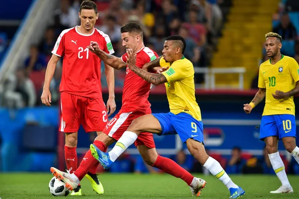 Gabriel Jesus Brasil Frente Derecha Desafía Sergej Milinkovic Savic Serbia — Foto de Stock