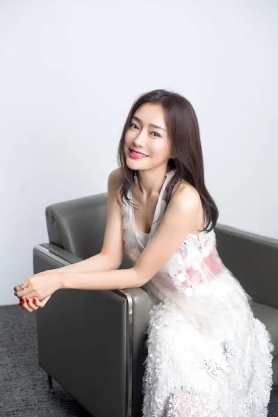 Die Chinesische Schauspielerin Qin Lan Posiert Während Eines Exklusiven Interviews — Stockfoto