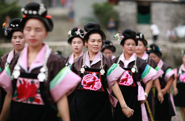 ミャオ族ミャオ族の伝統的な衣装を着て祝う鸭ミャオ Danzhai 郡市橋村で Chixin 祭とドン自治県 中国南西部の貴州省 2018 — ストック写真