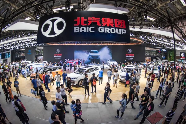 Gente Visita Stand Baic Group Durante 15ª Exposición Internacional Automóviles — Foto de Stock