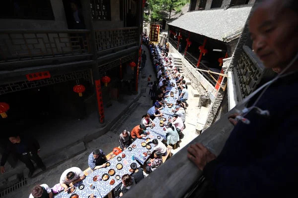 Turistas Residentes Locales Comen Largo Mesas Banquete Mesa Durante Festival —  Fotos de Stock