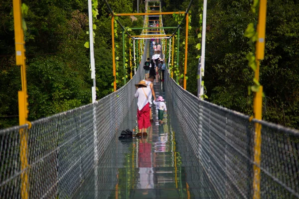 Turisti Camminano Ponte Sospeso Fondo Vetro Con Una Lunghezza 199 — Foto Stock
