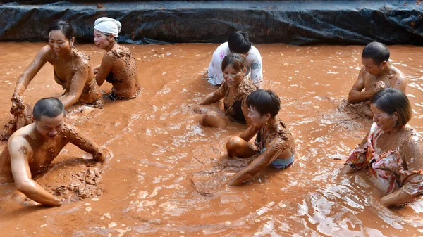 Turistas Gostam Banho Lama Para Fugir Doença Durante Verão Escaldante — Fotografia de Stock