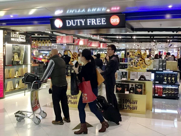 File Ügyfelek Ahop Egy Vámmentes Üzlet Hong Kong Nemzetközi Repülőtéren — Stock Fotó