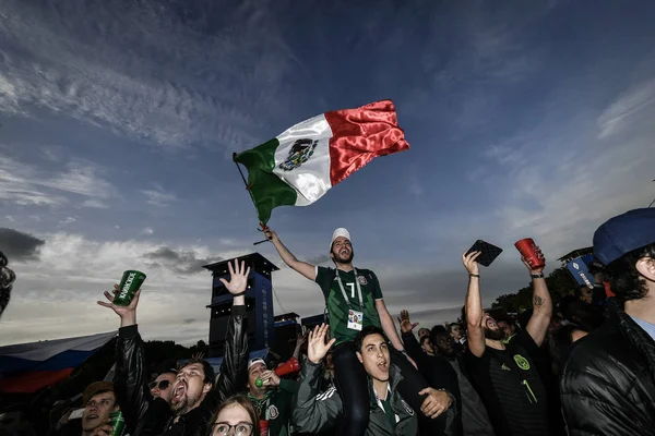 Fans Rufen Und Schwenken Fahnen Feiern Nachdem Russland Saudi Arabien — Stockfoto