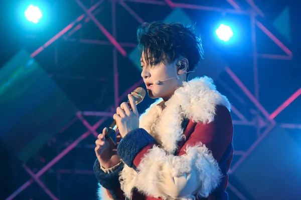 中国歌手黄子涛 0日在中国上海举行的演唱会上表演 — 图库照片