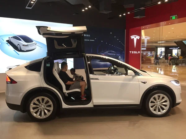 Kunden Probieren Ein Tesla Auto Einem Autohaus Von Tesla Der — Stockfoto