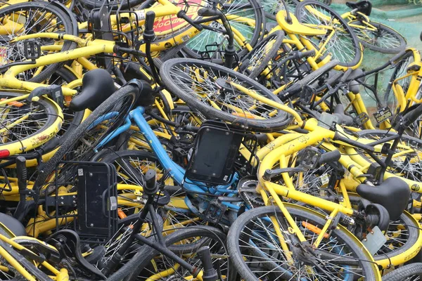 Kaputte Und Verschrottete Fahrräder Des Chinesischen Fahrradverleihdienstes Ofo Stapeln Sich — Stockfoto