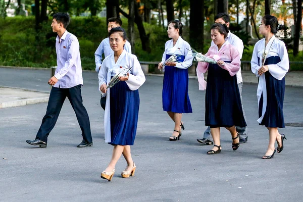 Jovens Mulheres Norte Coreanas Vestidas Com Roupas Tradicionais Coreanas Caminham — Fotografia de Stock