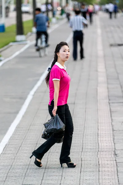 Молодая Северокорейская Женщина Высоких Каблуках Ходит Улице Пхеньяне Северная Корея — стоковое фото