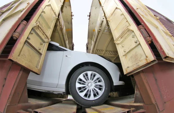 Vehículo Comercial Conduce Primer Tren Carga Que Transporta Vehículos Comerciales — Foto de Stock