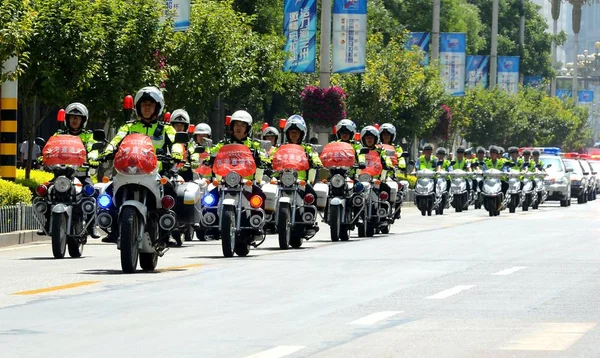 Policías Tránsito Auxiliares Chinos Montan Motocicletas Durante Evento Lanzamiento Para — Foto de Stock