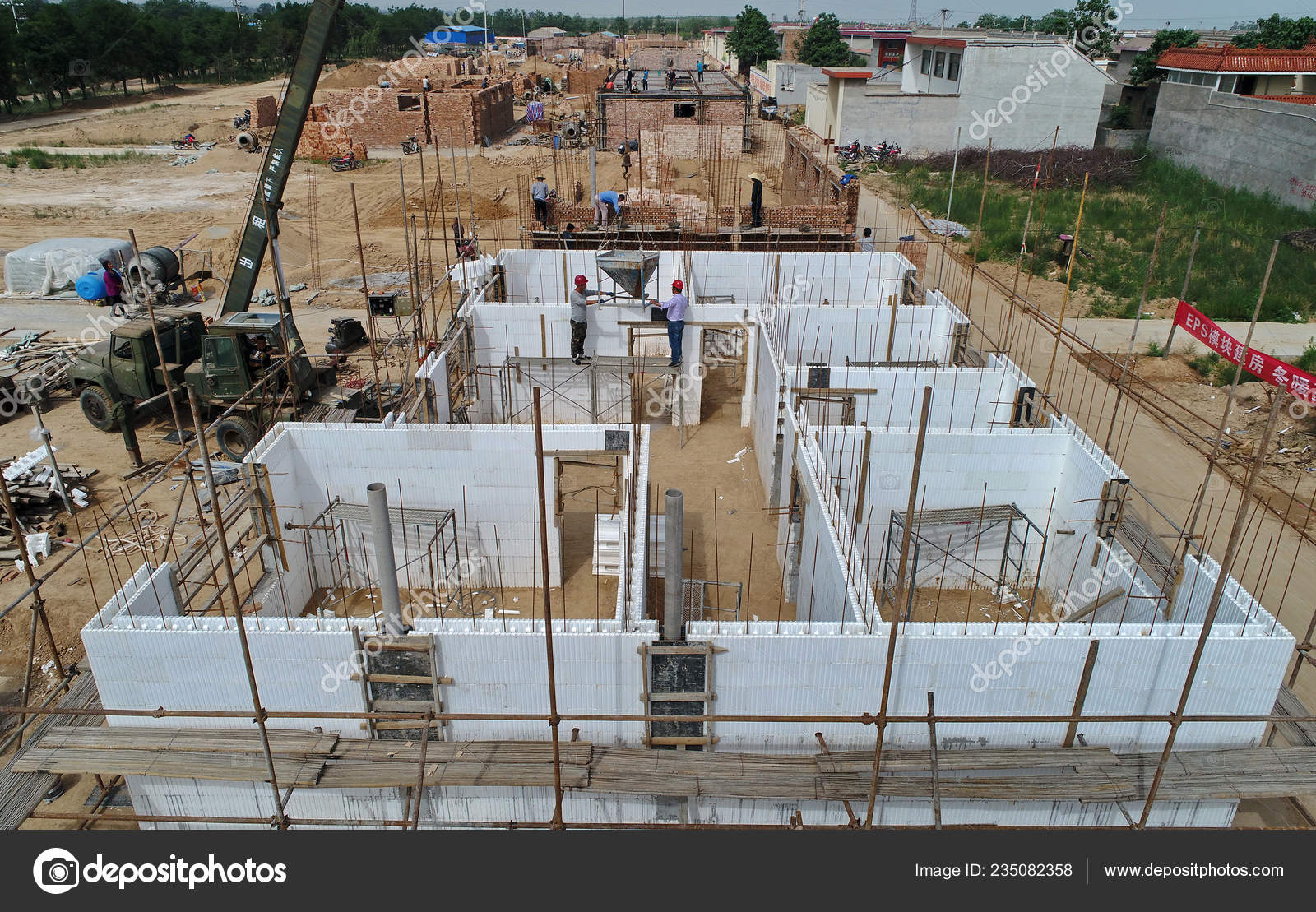 2018年5月27日中国工人利用膨胀的聚苯乙烯Eps 泡沫在中国北方山西省河津市北苑村盖房子—— 库存社论照片© IC Photo #235082358