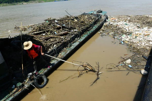 Operaio Cinese Raccoglie Spazzatura Galleggiante Sul Fiume Yangtze Nella Contea — Foto Stock