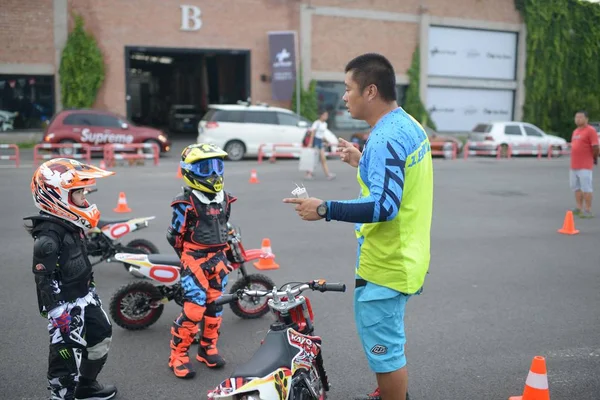 Treinador Ensina Crianças Andar Moto Durante Curso Treinamento Pequim China — Fotografia de Stock