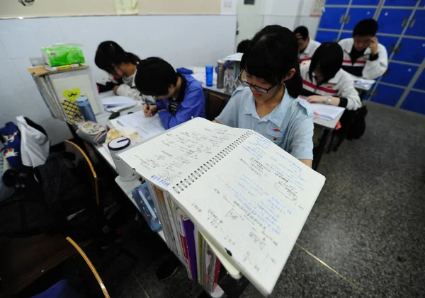 Молодые Китайские Студенты Готовятся Предстоящему Вступительному Экзамену Национальный Колледж 2018 — стоковое фото