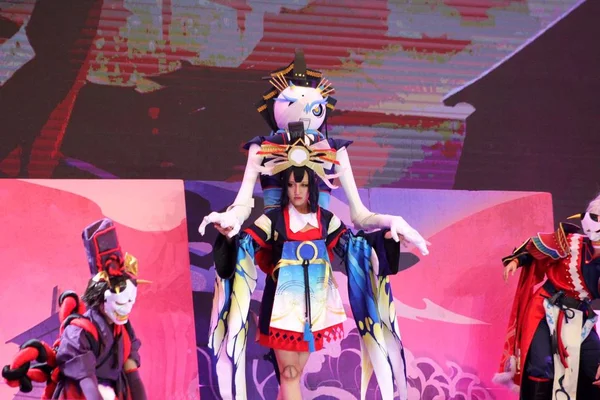 Una Showgirl Vestida Con Disfraz Cosplay Onmyoji Netease Games Posa — Foto de Stock