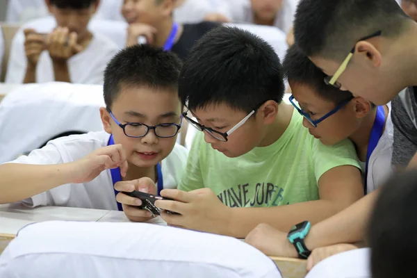 Crianças Com Visão Curta Usando Óculos Jogam Videogames Smartphone Cidade — Fotografia de Stock