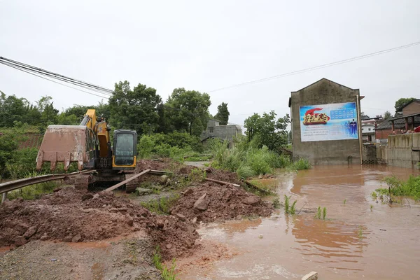 Excavator Clears Away Mud Flooded Road Caused Heavy Rain Huangni — Stock Photo, Image