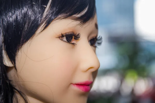 在中国南方广东省深圳北站举行的禁止药物滥用和非法贩运国际日 展出了一种用于提高公众对禁毒认识的人形机器人 — 图库照片