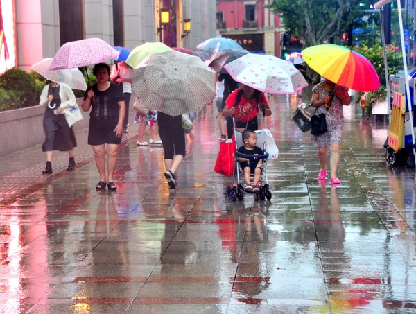 Turistas Que Protegen Con Sombrillas Valientes Vientos Fuertes Fuertes Lluvias — Foto de Stock